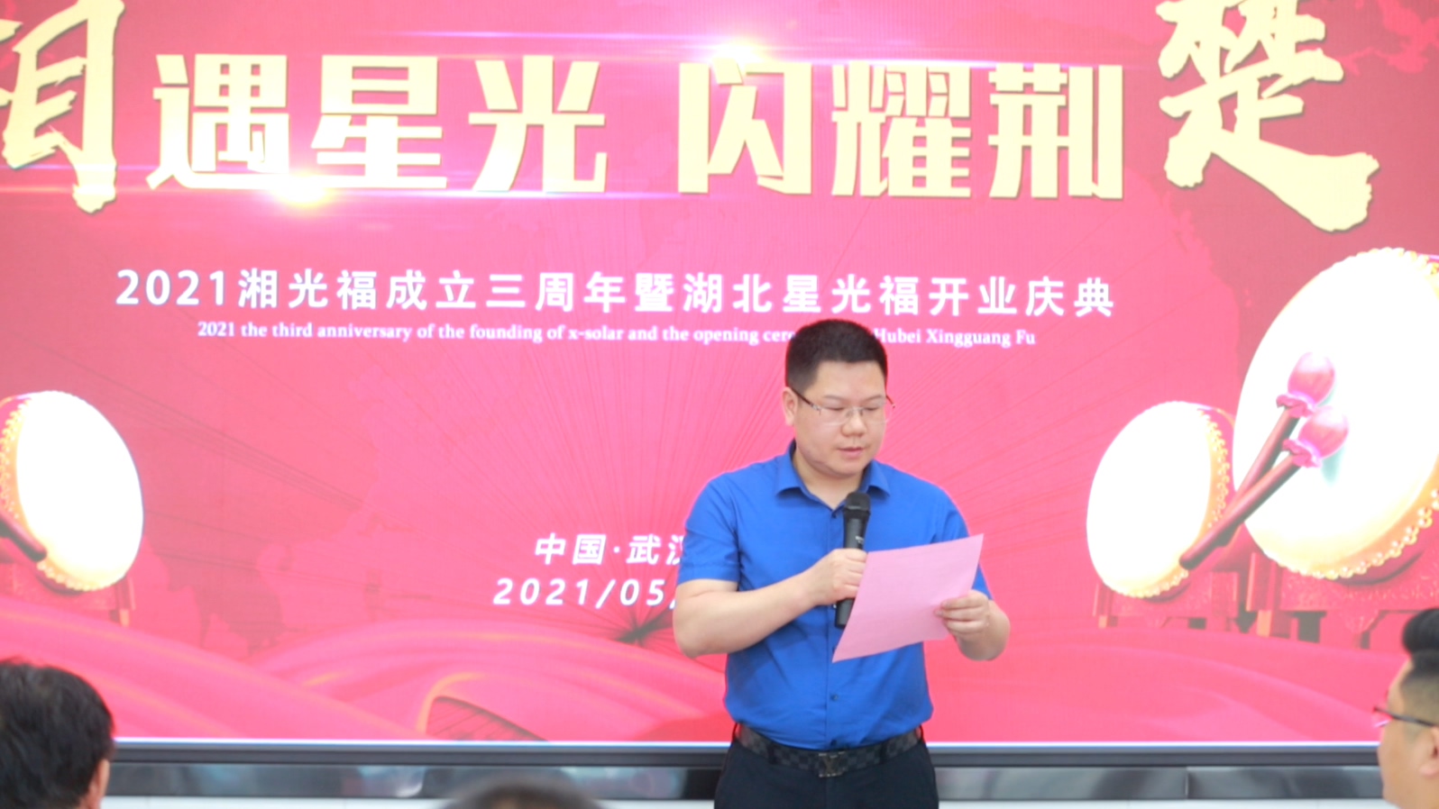 执着的“追光人”：我要让每一块修建质料，，，，，都能自己发电！