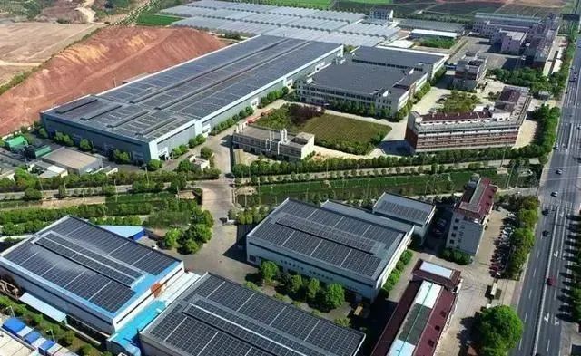 厂房装置光伏，，每年节约电费200万元！装置工商业光伏的4大优势，，政府都在推荐！